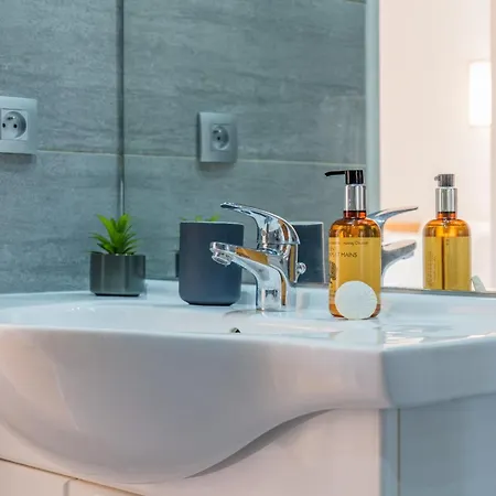 Upscale 3-room 200m From The Palais