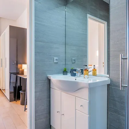 Upscale 3-room 200m From The Palais *
