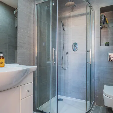 Upscale 3-room 200m From The Palais *